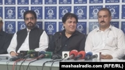 محمد علي سیف (له ښي لوري دویم) په سوات کې د یو خبریال پوښتنه ځوابوي - د جولای ۱۳مې انځور.