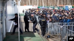 Орусия. Миграциялык мекемелердин биринде.