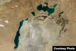 Спутниковый снимок NASA о состоянии Аральского моря в августе 2014 года.