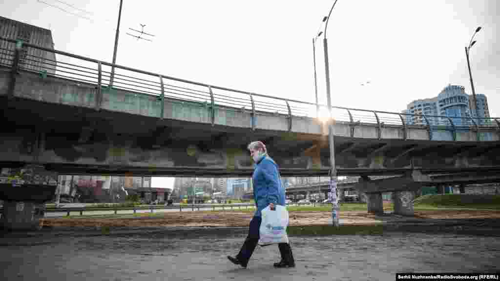 Поодинокі люди виходять на вулиці у разі крайньої потреби