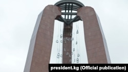 Үркүн курмандыктарына арналып орнотулган эстеликтин башы. «Ата-Бейит»