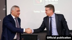 Armenia - Prime Minister Karen Karapetian (right) and Russian-Armenian businessman Samvel Karapetian announce the creation of a Russian-Armenian investment fund in Yerevan, 25Mar2017.