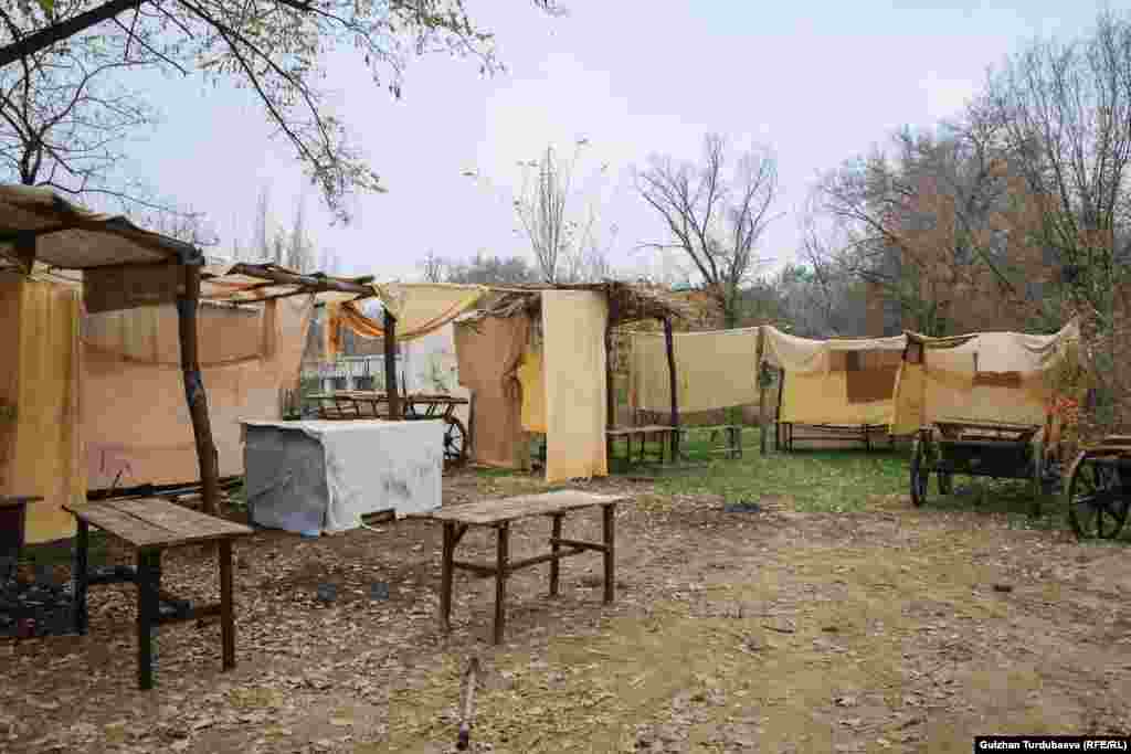 "Кыргызфильм" киностудиясынын кино тартыла турган декоративдик жайы. Мында ар бир тасма үчүн өзүнчө декорация жасалат.