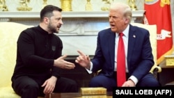 Президент України Володимир Зеленський (ліворуч) та президент США Дональд Трамп