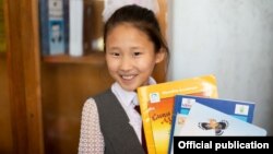 USAID кыргызстандык жеткинчектерге 285 миң китеп тартуулаган. 