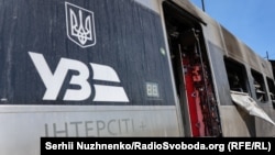 Потяг Інтерсіті, пошкоджений внаслідок масованого обстрілу Києва армією РФ, Київ, 28 серпня 2025 року
