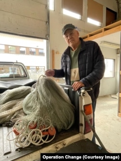 Рыбак на Аландских островах с подаренными им сетями