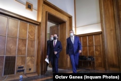 Președintele Iohannis este un susținător al premierului Cîțu la congresul PNL de la sfârșitul săptămânii. Competiția internă a generat o cerere enormă de bani publici, iar oferta premierului a nemulțumit USR PLUS care a ieșit de la guvernare. În ciuda forței afișate, se pare că bătălia de la congres se va juca până în ultima clipă.