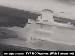 Скриншот с видео ГУР МО Украины, на котором запечатлен вероятный удар по российскому РЛК-МЦ «Валдай» на аэродроме «Джанкой» в Крыму