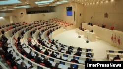 Лидер коалиции «Грузинская мечта» Бидзина Иванишвили обращается к новоизбранному парламенту в Кутаиси, октябрь 2012 года.