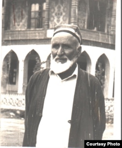 Каратегиндеги Жерге-Тал (Вахдат) шаарчасынын чайканасын курган Өмүрбай.