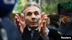 Fondatorul partidului Visul Georgian, Bidzina Ivanișvili, părăsește secția de votare după alegerile parlamentare la Tbilisi, Georgia, pe 26 octombrie 2024.