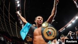 Казахстанский боксер Геннадий Головкин одержал победу.  Нью-Йорк, 2 ноября 2013 года. 