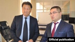 Саламаттык сактоо министри Талантбек Батыралиев жана юстиция министри Уран Ахметов.