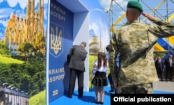 Символічна церемонія на українсько-словацькому кордоні з нагоди запровадження безвізового режиму між Україною та ЄС. Ужгород, 11 червня 2017 року