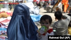 د افغانستان له شمالي ولایتونو د جګړې له امله کابل ته یوه رابې‌ځایه شوې کورنۍ