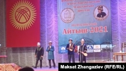 Финалга жолдомо алган акындар: Акматбек Султан уулу, Жылдызбек Төрөканов, Идирис Айитбаев жана Кубат Тукешов.