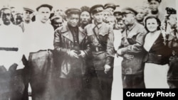 Асанакун Рысмендеев (третий слева) и Иван Панфилов (третий справа).