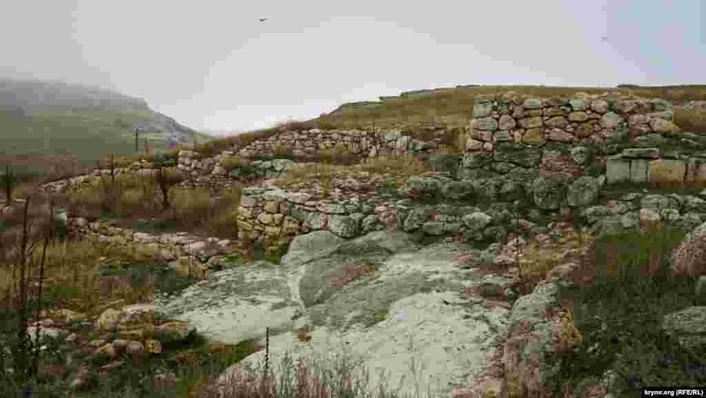 Скіфська фортеця на Сирт-Кая. Розквіт фортеці припадає на період кінця IV &ndash; першої половини II століття до н. е.&nbsp; До загибелі у пожежі в середині IX століття вона була прикордонним укріпленням Хазарського каганату біля північних рубежів Візантійської імперії.&nbsp; Систематичне дослідження пам'ятника почалося в 2006 році