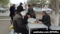 Aşgabadyň köpgatly ýaşaýyş jaýlarynyň howlusynda küşt oýnap oturan pensionerler (arhiw suraty)