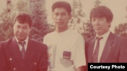 Мустафа Озтюрк со своими учениками Кайратом Кыргызбаевым (в центре) и Бексеитом Тюлькиевым (справа). Алматы, 1992 год.
