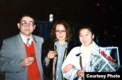 Солдон оңго: Мамбеттурду Мамбетакун, немис илимпозу Гундула Салк, Гүлсайра Йасин. КЭР. 1996.