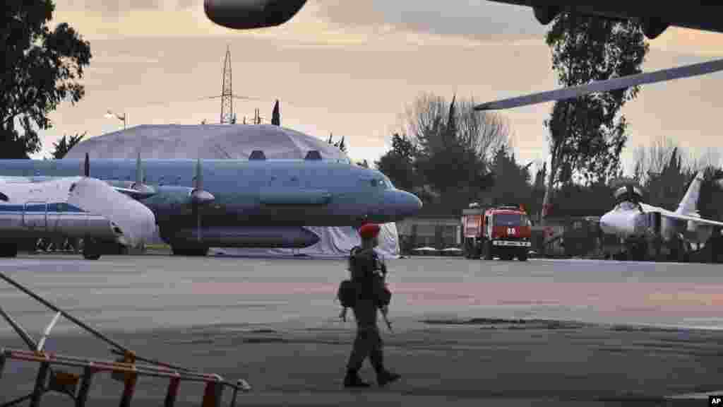 Руски военен полицай патрулира във военновъздушната база Хмеймим през март 2016 г. Хамилтън казва, че все още не е ясно дали разговорите между Русия и ХТС са "за осигуряване на организирано изтегляне на руските сили от Сирия или за гарантиране, че Русия може да запази базите си там".