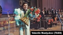 Чехословашкият певец Карел Гот по време на концерт в Москва през 1980 г.