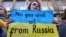Egy tüntető az Oroszországból származó kőolaj- és földgázimport leállítását követeli egy, a belgiumi német nagykövetség előtt tartott tüntetésen még 2022-ben