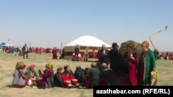 Türkmen däp-dessurlarynda geçirilýän köpçülikleýin çäre. Türkmenistan (arhiw suraty) 