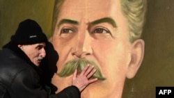 Горидеги грузин карыя И.Сталиндин сүрөтүнө тооп кылууда. 21.12.2016.