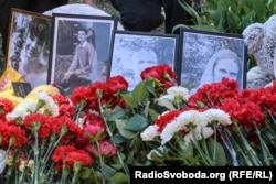 Імпровізований меморіал в пам’ять про жертв на місці російського ракетного удару в ніч на 24 квітня. Київ, 25 квітня 2025 року