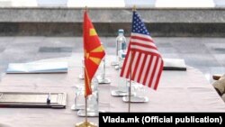 Знамиња на Северна Македонија и САД