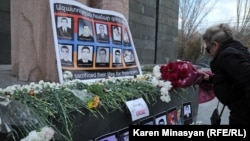 Արխիվ -- Մարտի 1-ի զոհերի լուսանկարները Մյասնիկյանի արձանի հարևանությամբ