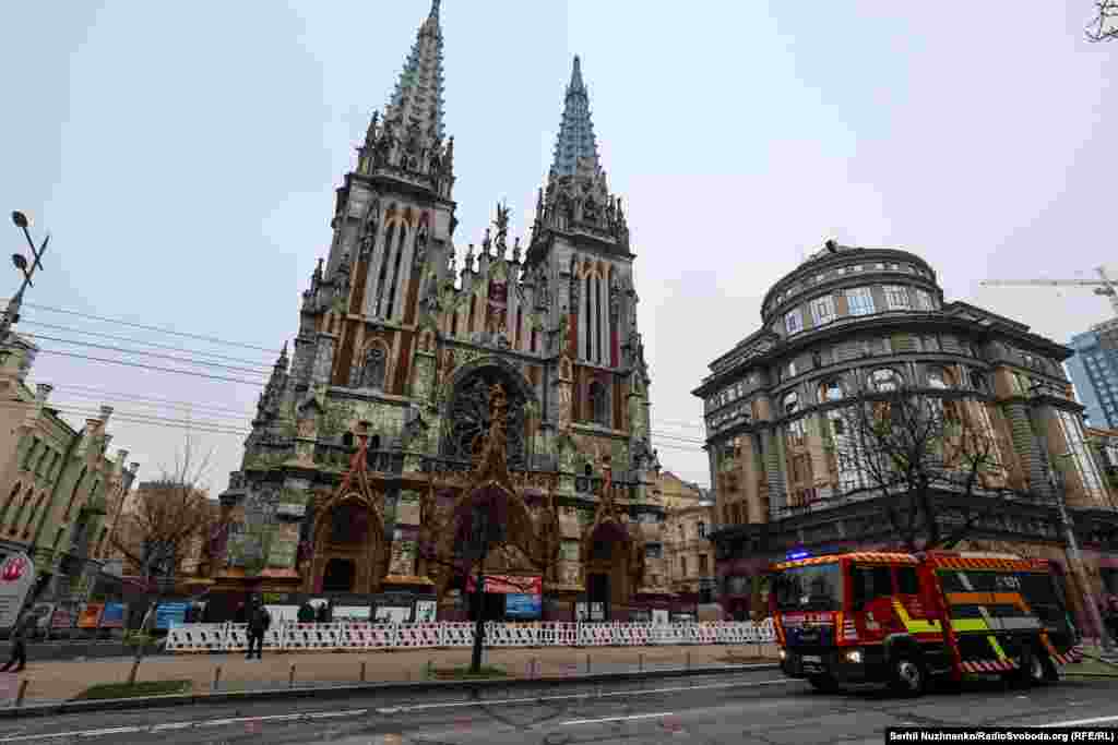 Mıkola kostölında vitrajlar zarar kördi, ibadethane etrafında qullelerniñ camları qırıldı