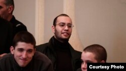 ფოტო არქივიდან: ზვიად ცეცხლაძე (შუაში)