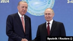 Президент Росії Володимир Путін (праворуч) і президент Туреччини Реджеп Ердоган під час зустрічі в Казахстані, 2024 року