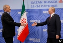 Владимир Путин поддерживает доброжелательные отношения с иранским руководством (на фото, сделанном на прошлогоднем саммите БРИКС в Казани, он с президентом Ирана Масудом Пезешкианом)