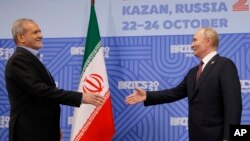 Путин Владимира гIажаройн куьйгаллица дика йукъаметтигаш йу латтош (стохка Казанехь хиллачу БРИКС саммитехь даьккхинчу суьрта тIехь, иза ву ГIажарийчоьнан президентаца Пезешкиан Масудца