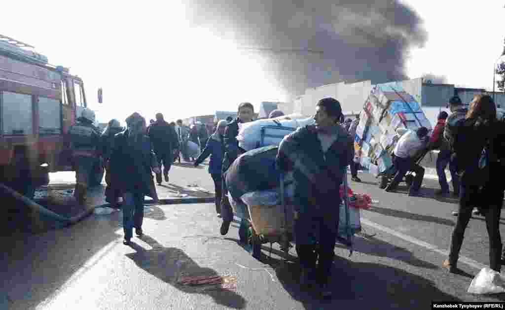 Это второй за последние два месяца крупный пожар на алматинской барахолке.