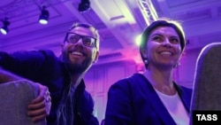 Republic басылмасынын ээси Александр Винокуров  жубайы, "Дождь" телеканалынын ээси Наталья Синдеева менен. Аталган телеканалды дагы  орус бийлиги чет элдик агенттердин тизмесине киргизген.