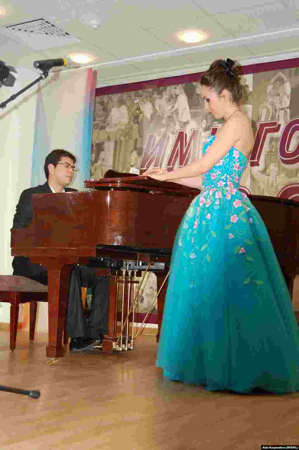 Консерваториянын студенти Евгения Душина, Россия. 25.4.2011.  - П.И. Чайковский атындагы консерваториянын студенти, орусиялык Евгения Душина ырдап жатат. Фортепианодо – Азамат Сыдыков  (Кыргызстан).