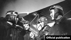 Фрунзе аэродромундагы машыгуу. Фрунзе шаары. Сүрөттүн автору: А.Вилчинский. 1941-жыл.  