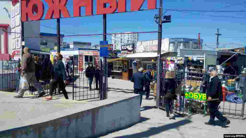 З 12 травня відкрили і речові ринки. Таким є вигляд ринку &laquo;Південний&raquo; на п'ятому кілометрі Балаклавського шосе
