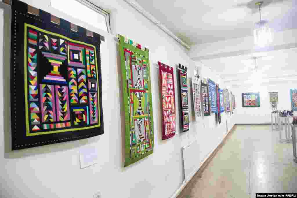 Филолософия илимдеринин доктору, профессор Аида Балтабаева жоолук салынган куурчактарга кошо курактарды да көргөзмөгө койду.