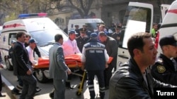 Пострадавшим во время теракта в Нефтяной академии оказывается помощь. Баку, 30 апреля 2009 г. 