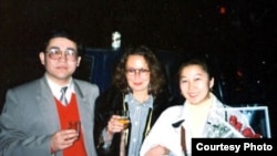 Сүрөттө:  Гундула Салк (ортодо) кытайлык кыргыз илимпоз Мамбеттурду Мамбетакун жана Гүлсайра Йасин айым менен. Үрүмчү, Кытай. 1996-жыл.