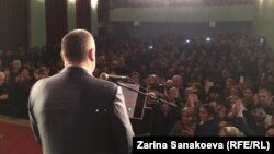 Иллюстрации народной любви, активность сторонников создает у постороннего наблюдателя впечатление полноценной предвыборной кампании Эдуарда Кокойты