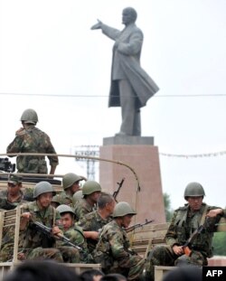 Войници преминават край паметника на Ленин в Ош през 2010 г.