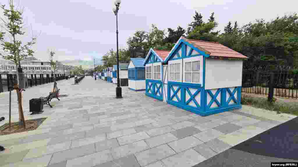 Yalı kenarında uzun bir ticaret noqta sırası kiracısız tura